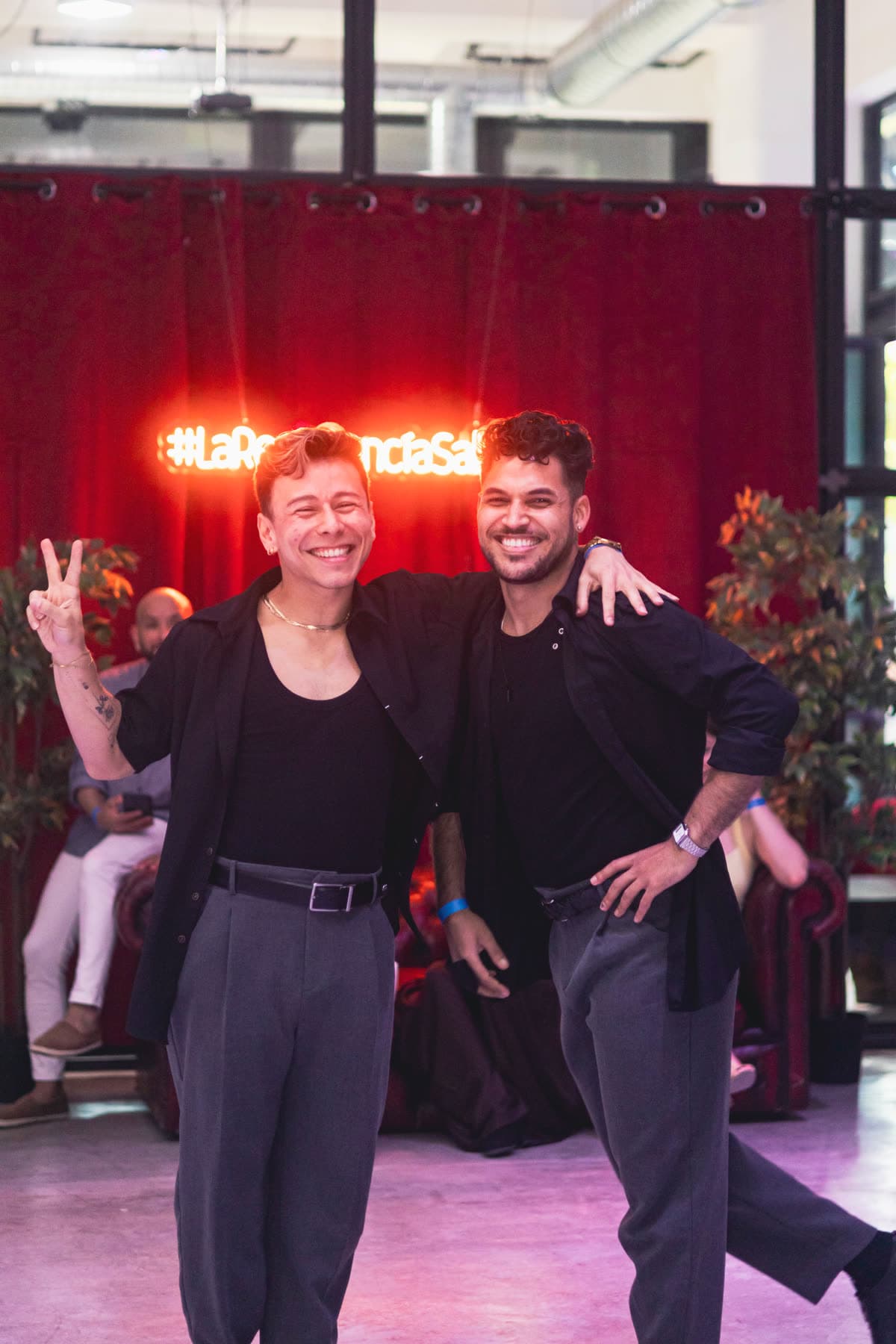 El neón de #LaResistenciaSalsera iluminando una edición de Espresso Babalaó