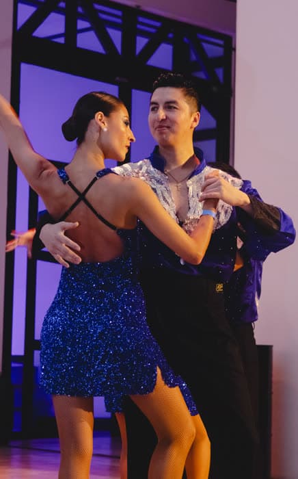 Pareja bailando salsa en una experiencia de La Mandinguera